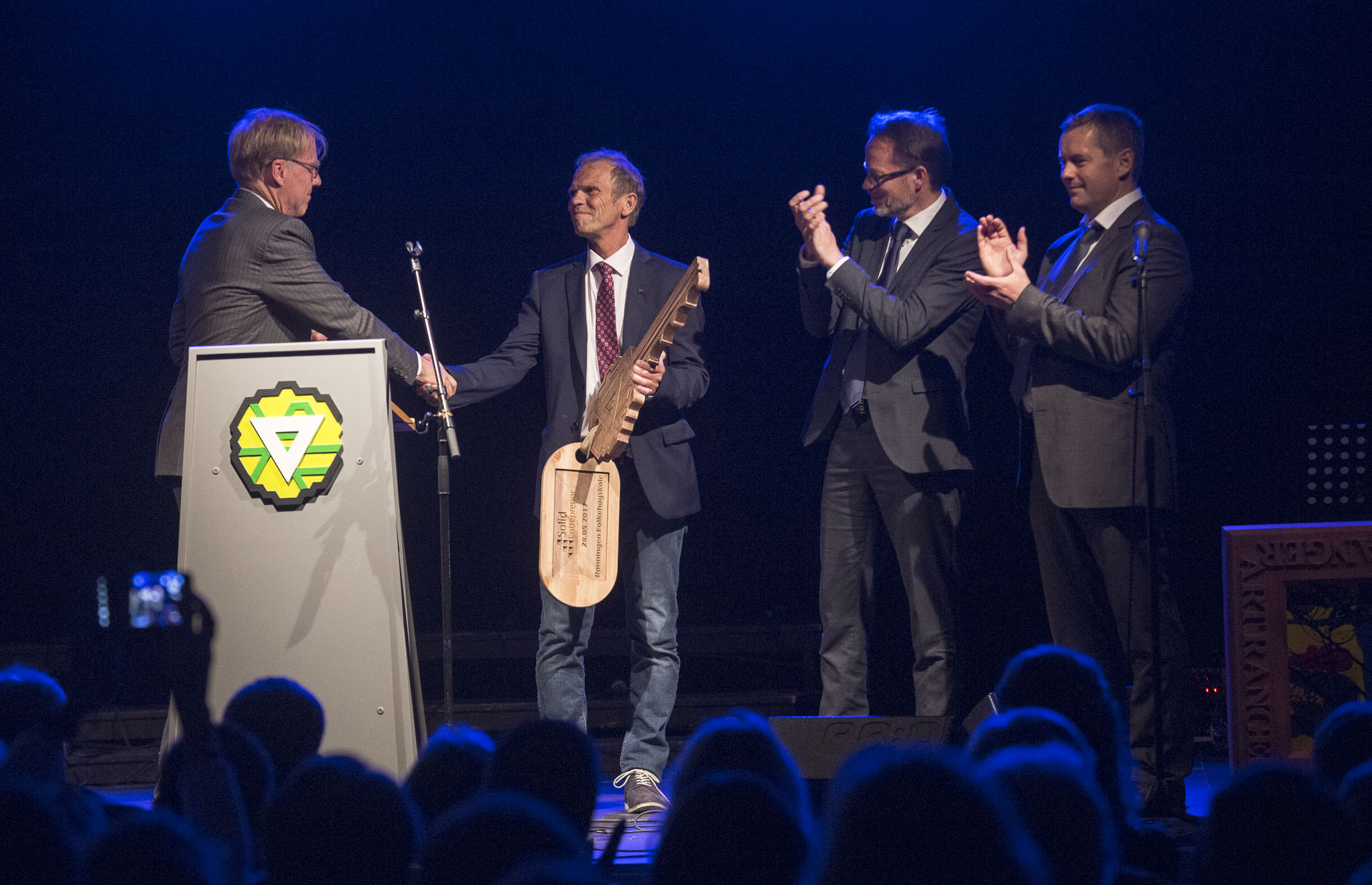 Offisiell overlevering av nybyggene fra Solid entrepenør.