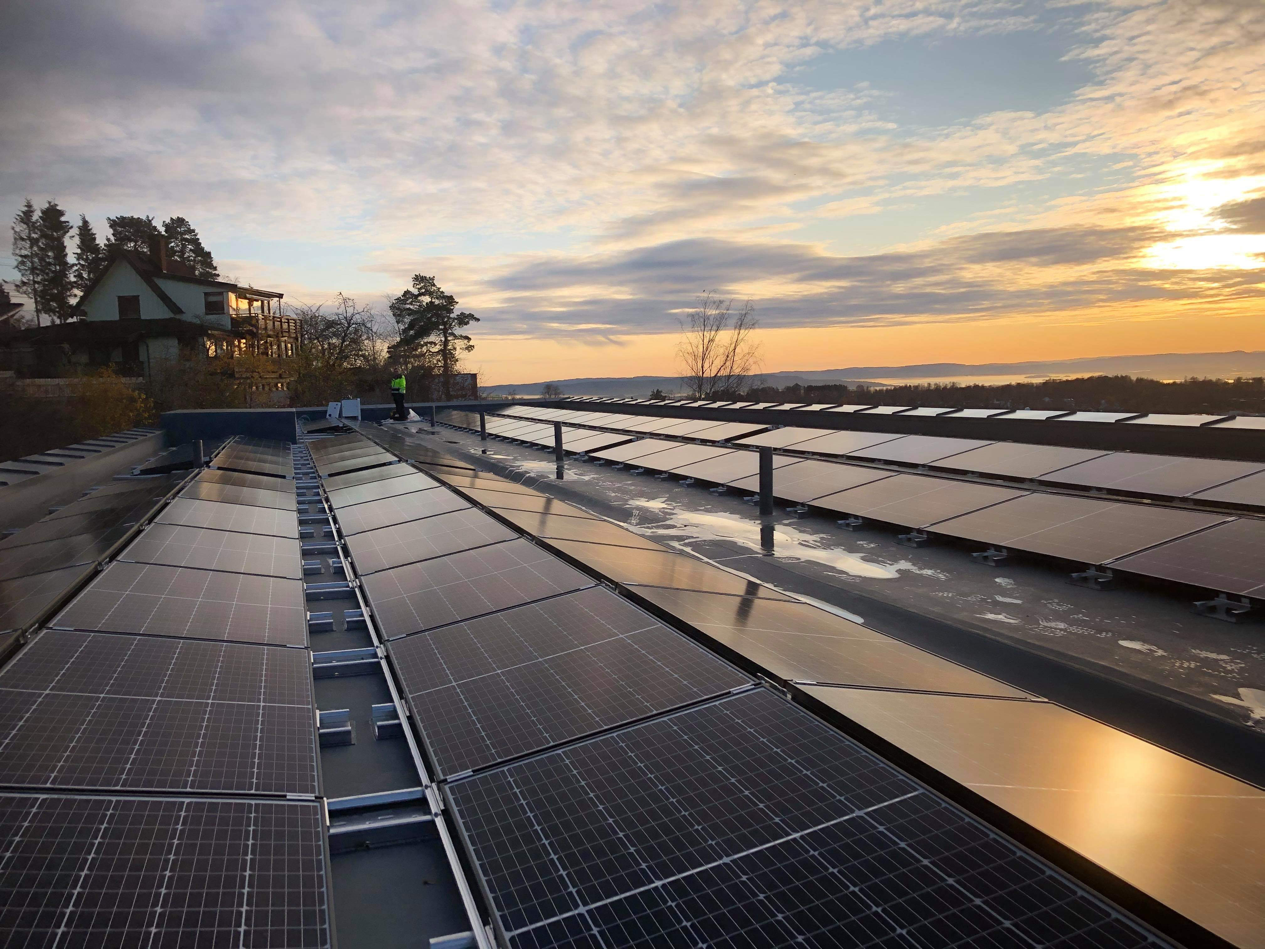 Solcelleanlegg - Internat - skumring