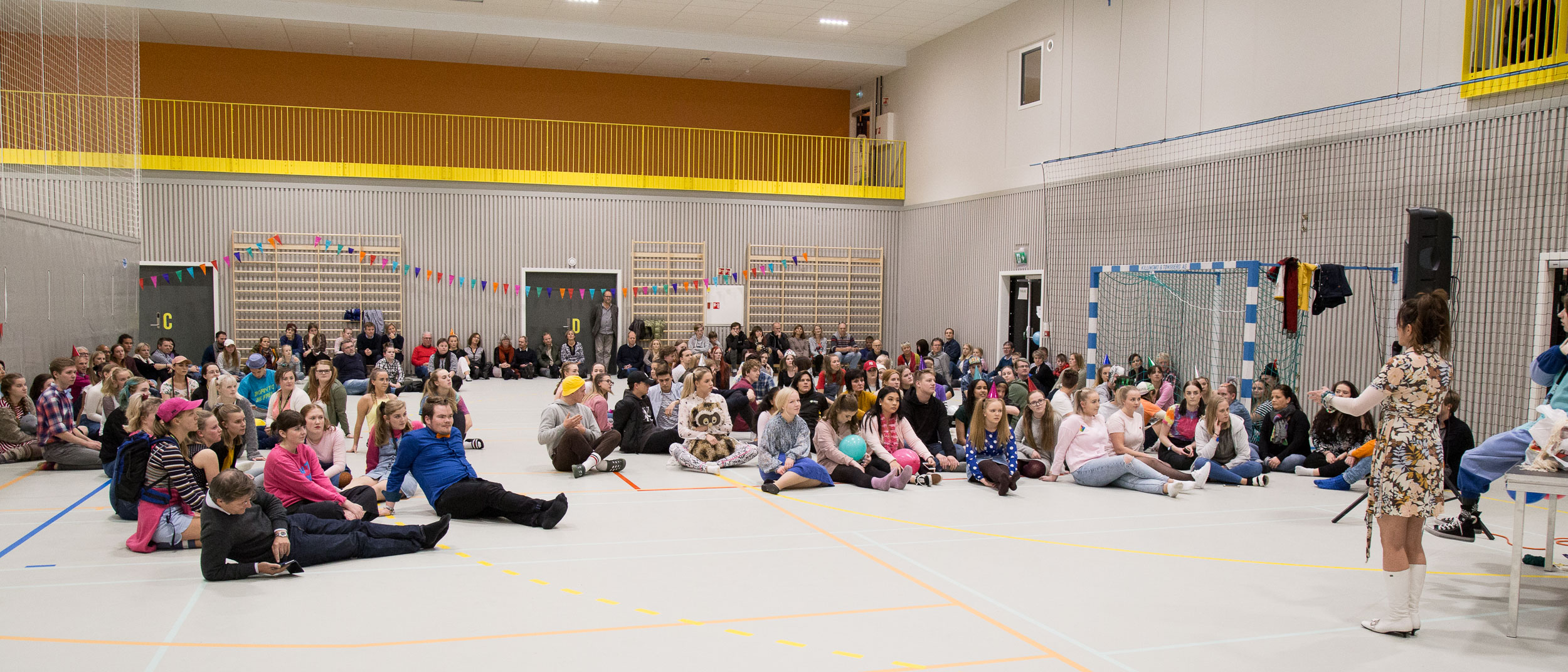 Elever og foreldre på foreldrehelg i idrettshallen på Rønningen folkehøgskole i Oslo