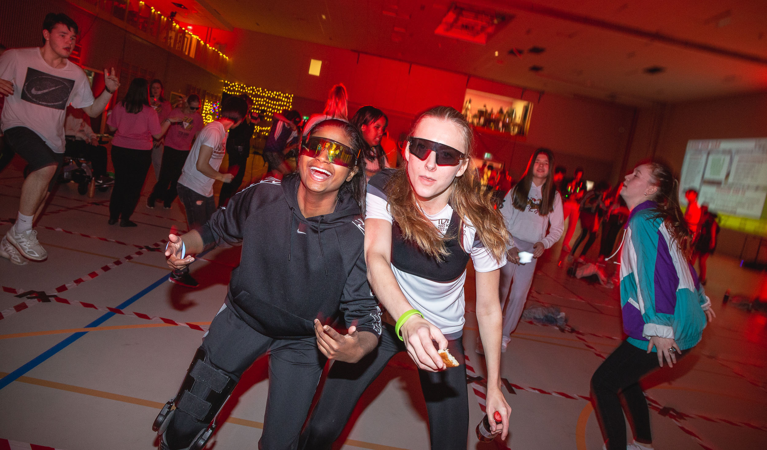 to ivrige dansere på dansemaraton i idrettshallen på Rønningen folkehøgskole i Oslo