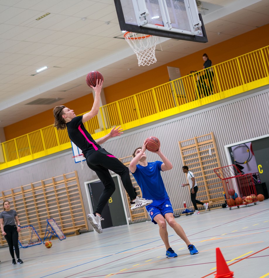 Idrett og ball forbereder seg på å slå lærerlaget i torsdagens turnering