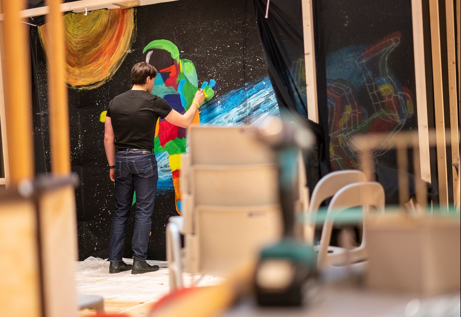 Daniel på Kunstlinja forbereder en innstallasjon