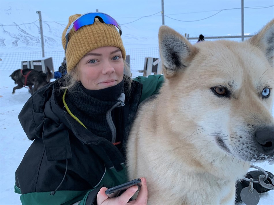 Trine koser seg med en av de gode grønlandshundene hos Green Dog.