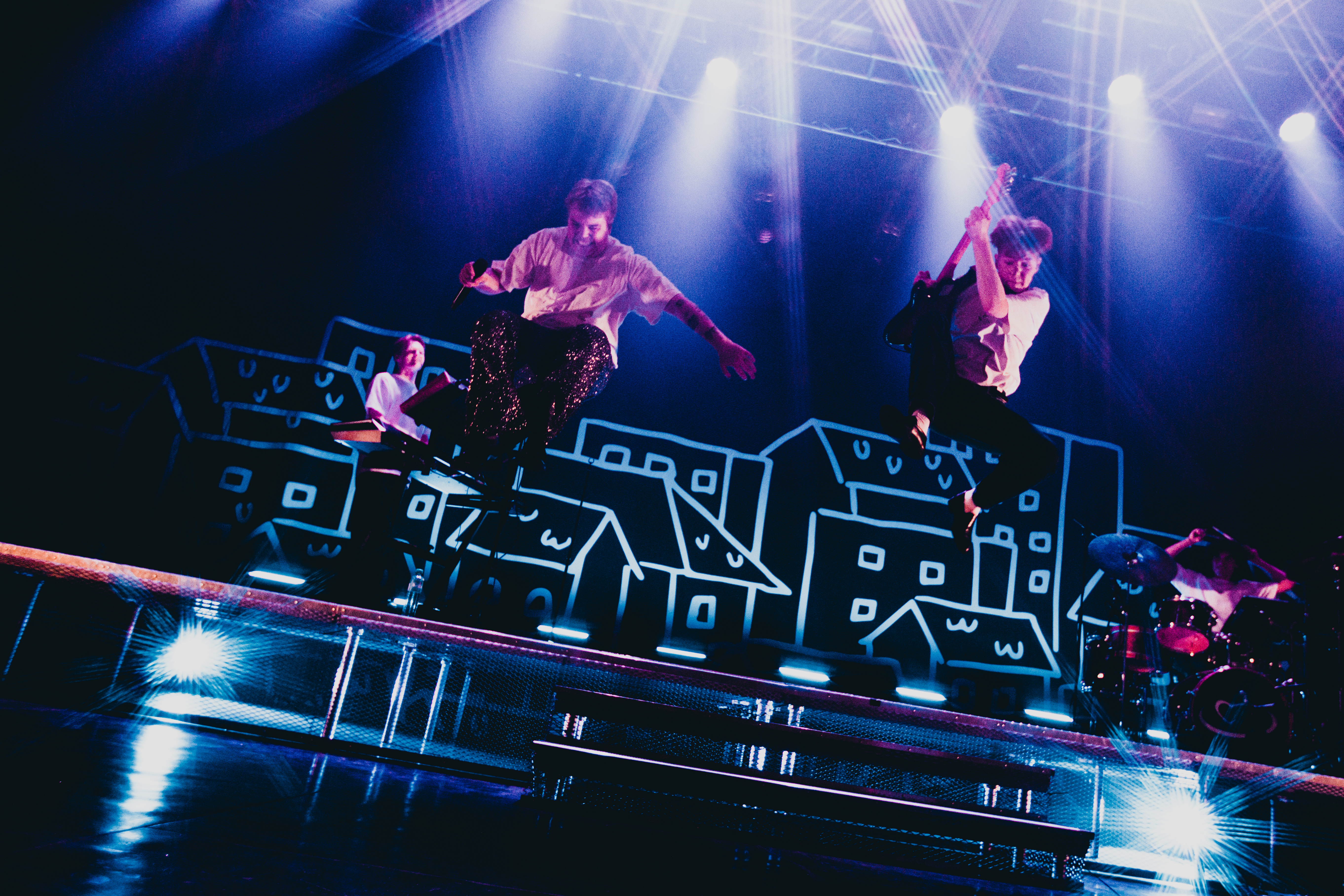 Jens (med gitar) på scenen med Ramòn (Foto: Suie Le, tidligere elev på FotoVideo på Rønningen)